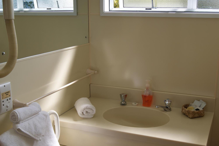 Bathroom 4, Apostles View Motel, Grey