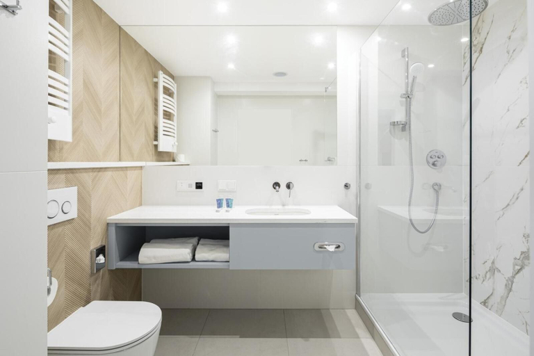 Bathroom 5, Maloves Spa Resort, Puck