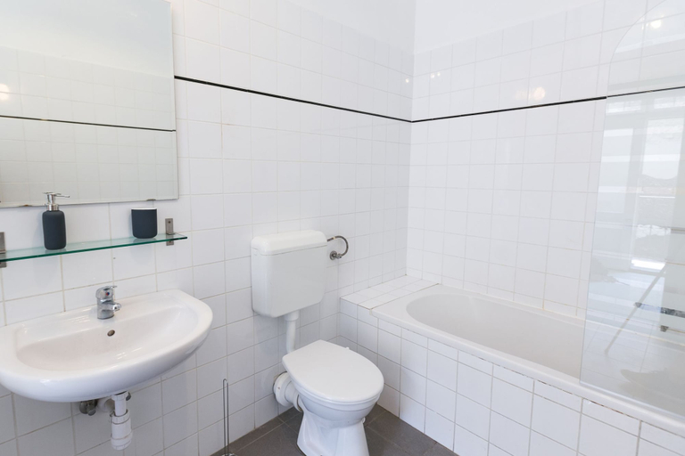 Bathroom 3, Outstanding Ernesto, Budapesti