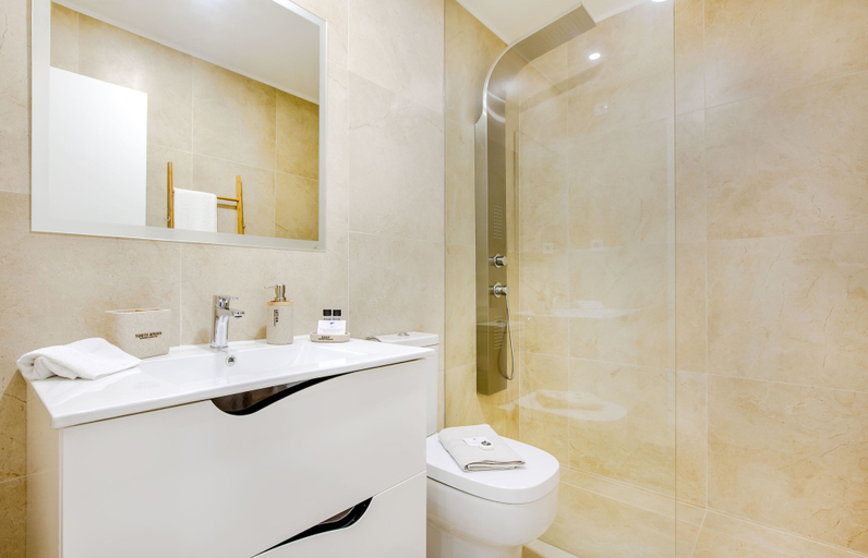 Bathroom 3, Espinho Beach 4 Stays Apartment, Espinho
