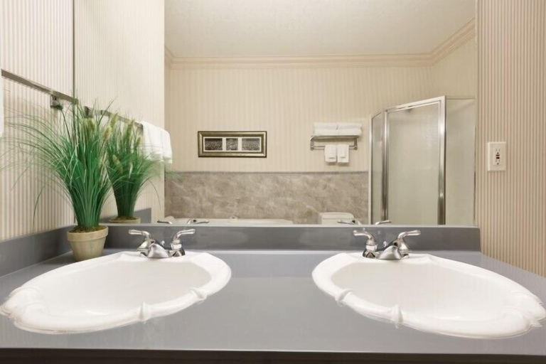 Bathroom 5, Border Inn and Suites Lloydminster, Division No. 10