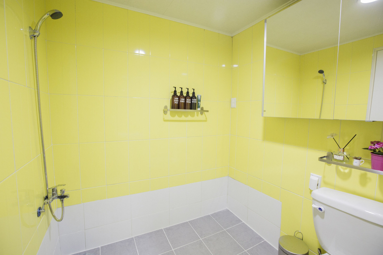 Bathroom 3, Dear House, Mapo