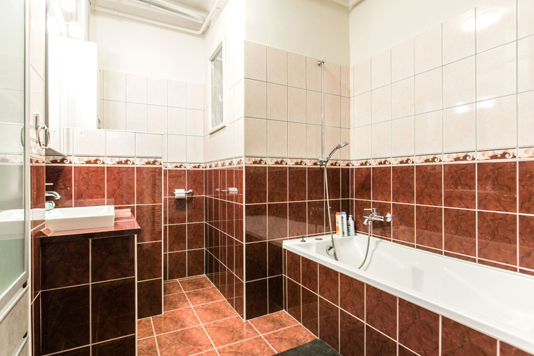 Bathroom 4, Nagymezo 33 Apartment, Budapesti