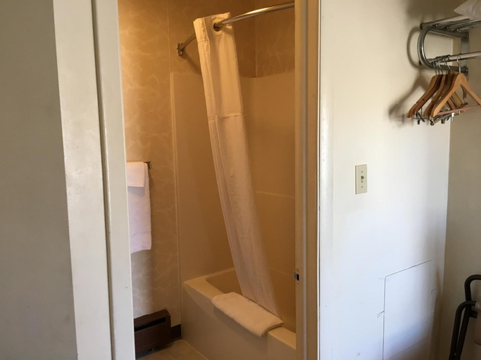 Bathroom 4, Red Carpet Inn, Adams