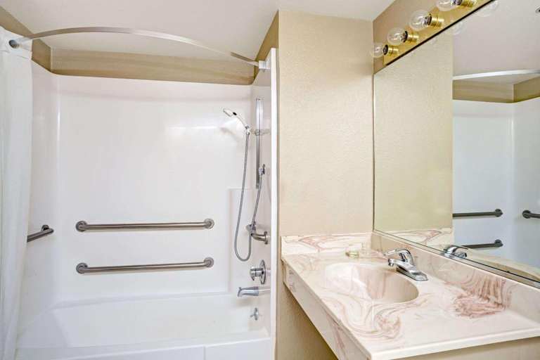 Bathroom 3, Topaz Lodge, Douglas