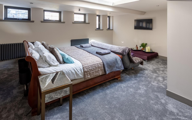 Bedroom 2, Trafalgar Lane, Edinburgh