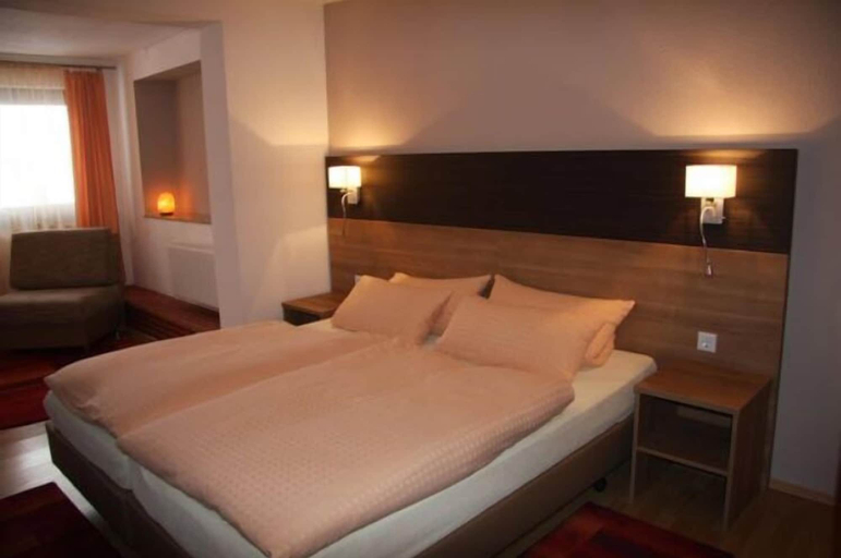 Bedroom 3, Landgasthof Löwen, Tübingen