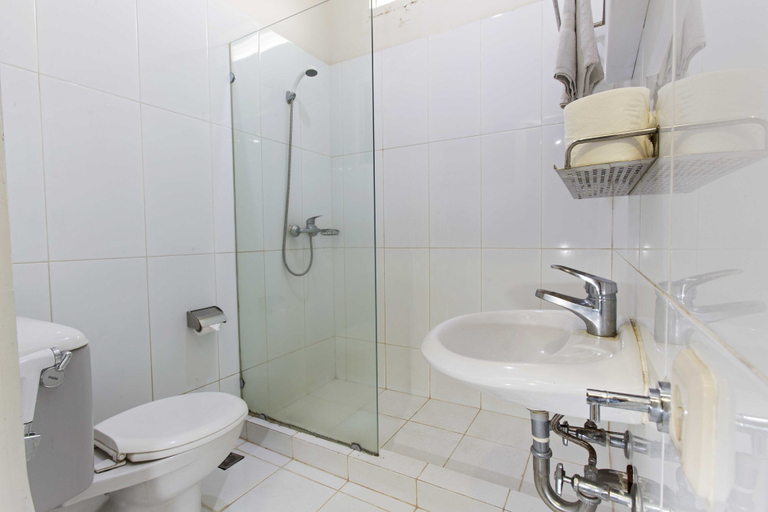 Bathroom, RedDoorz near Gondangdia Station, Central Jakarta