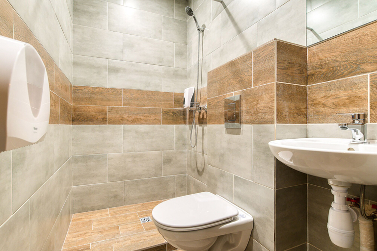 Bathroom 4, Winterfell on Novokuznetskaya, Central