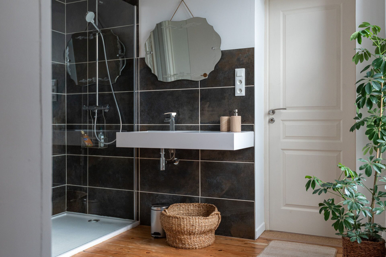 Bathroom 5, La Villégiature, Manche