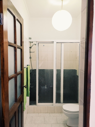 Bathroom 5, Syds Guesthouse I, Praia