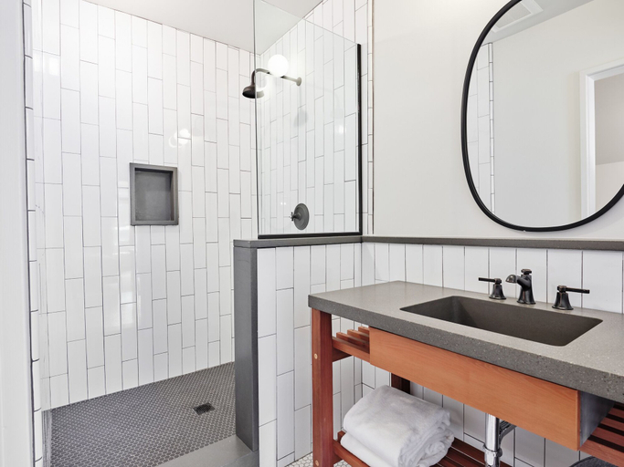 Bathroom 3, Thatcher Hotel, Mendocino