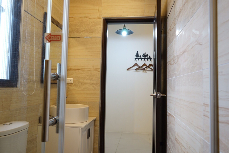 Bathroom 4, Hu Moon Lake, Hualien