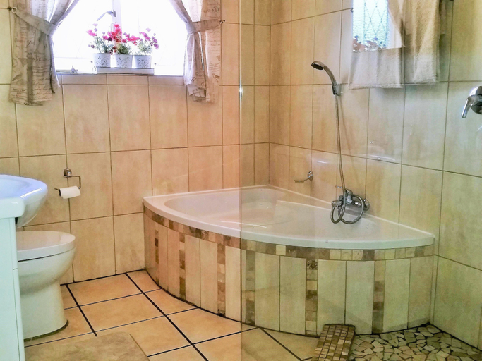 Bathroom 4, Pine Tree Lodge, City of Johannesburg