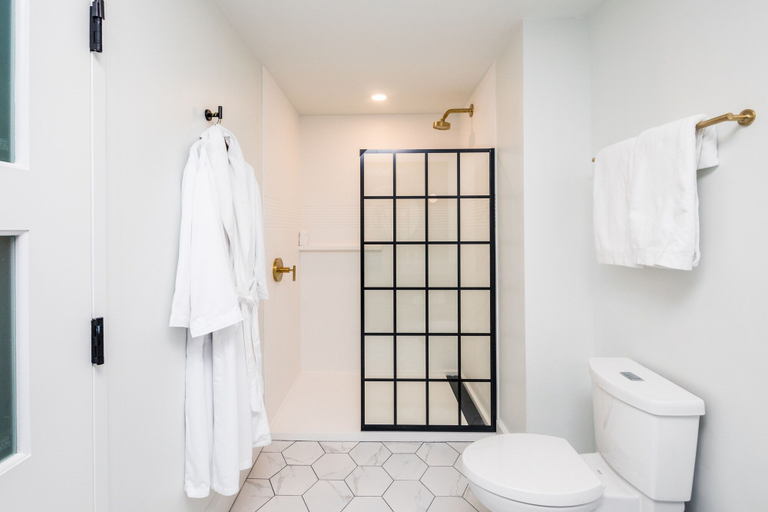 Bathroom 4, Hotel Versailles, Darke