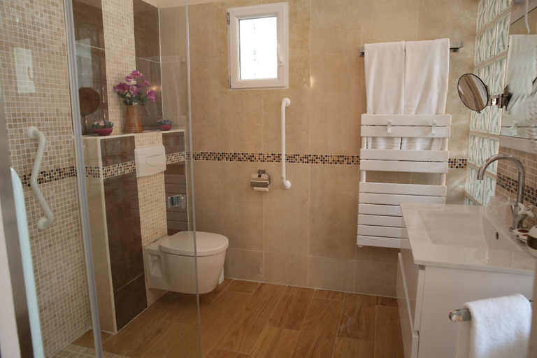 Bathroom 4, Hôtel Armenonville, Alpes-Maritimes