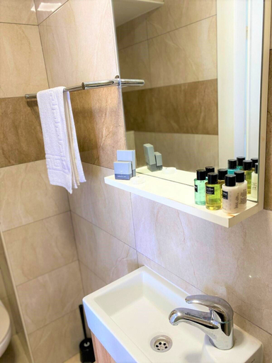 Bathroom 4, La perle hotel
