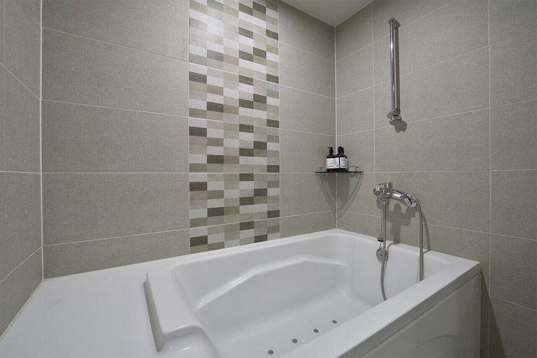 Bathroom 5, Platinum Hotel, Jung