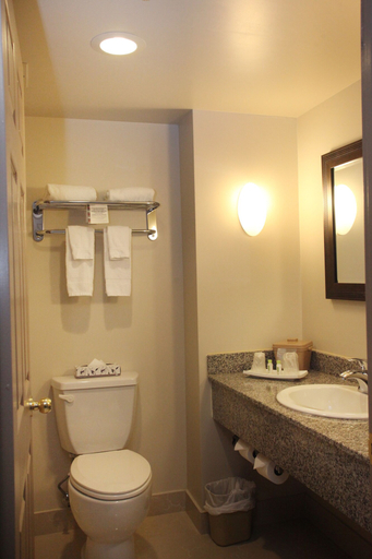 Bathroom 5, Montecassino Hotel and Event Venue, Toronto