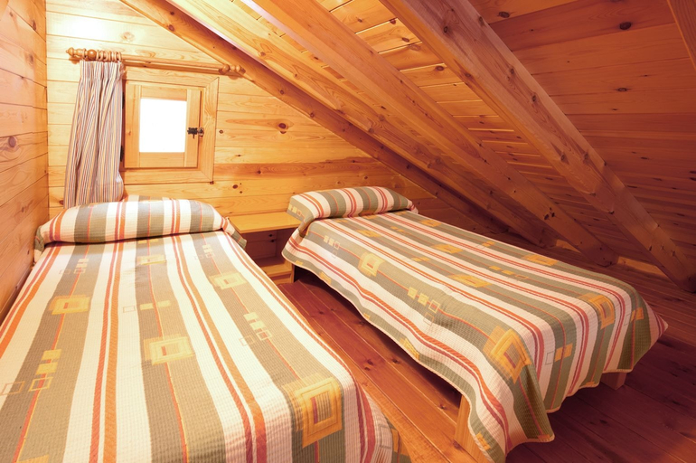 Bedroom 2, Bungalows l'Orri del Pallars, Lleida