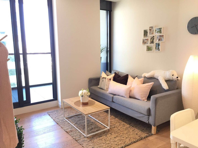 Others 5, Deluxe and Brand New Lakeside Apartment, Melbourne