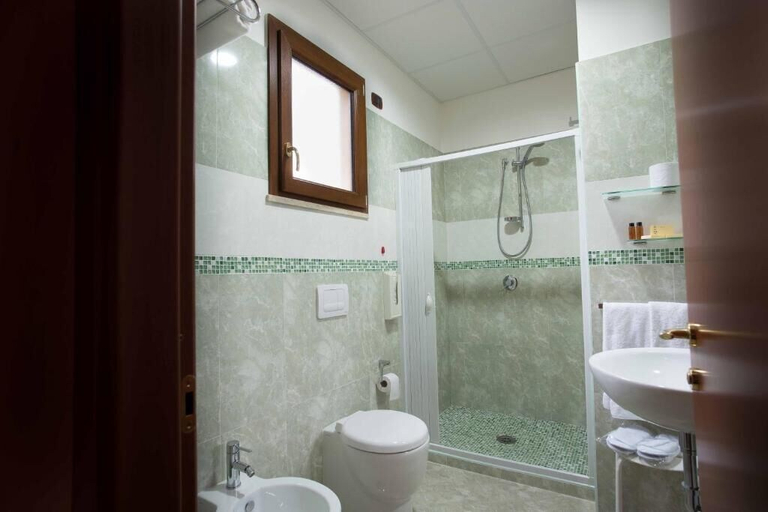Bathroom 5, Hotel Il Giardino degli Aranci, Napoli