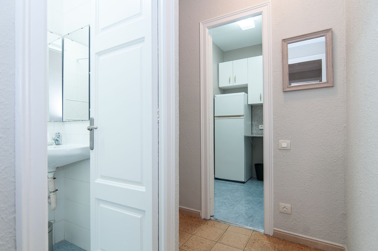 Bathroom 3, Barcelona Fira Apartments, Barcelona
