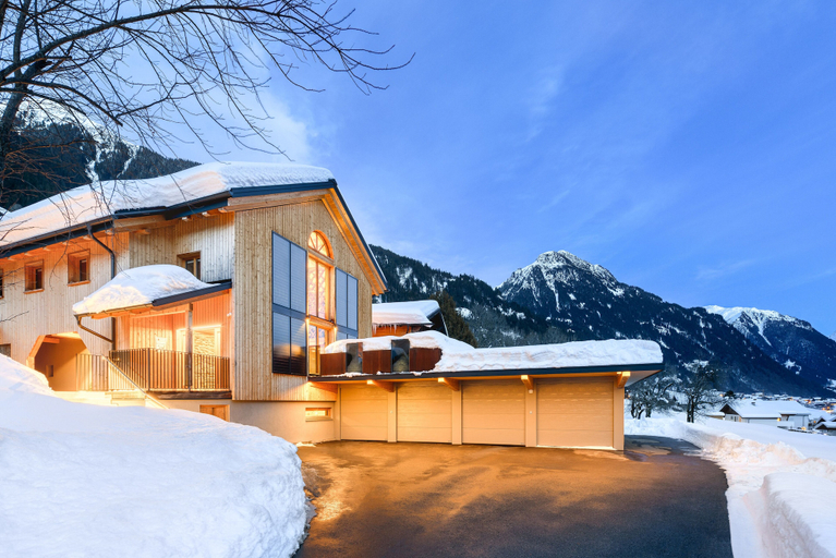 Exterior & Views