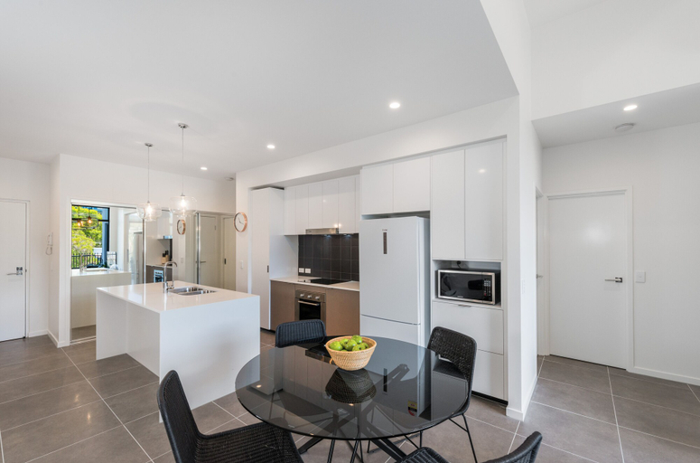 Others 4, Round About Bulimba, Bulimba