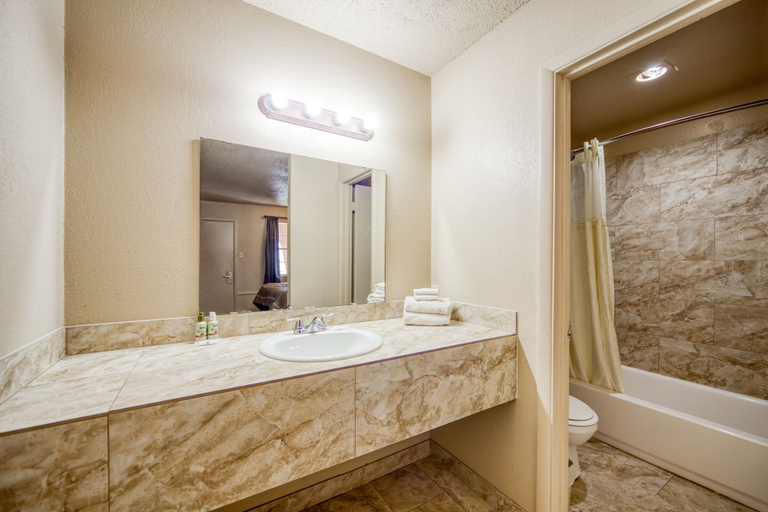 Bathroom 3, Hotel Las Cruces I-10 West, Dona Ana