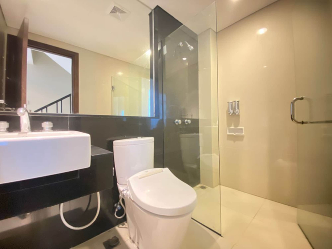 Bathroom 2, Fabulous 2Br Loft Apartment With Private Bathub At El Royale, Bandung