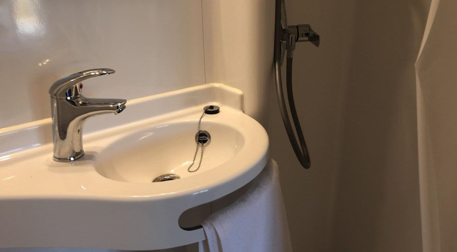 Bathroom, Cheshire Glamping Pods, Cheshire West and Chester
