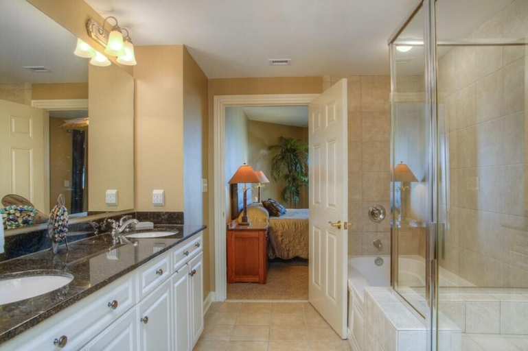 Bathroom, Beautiful and Lavish Ocean-view High Rise!, Horry