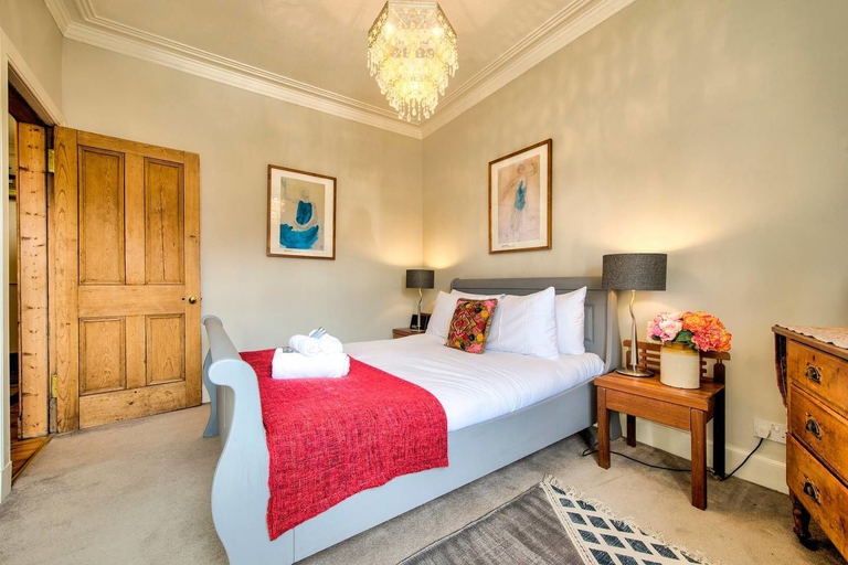 Bedroom 3, JOIVY Old Town 1-bed Apartment With Stunning Views, Edinburgh