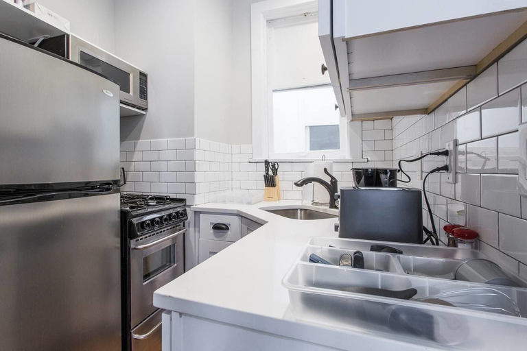 Others 4, Cozy Depaul 2 Bedroom near Train, University, & Cubs, Cook