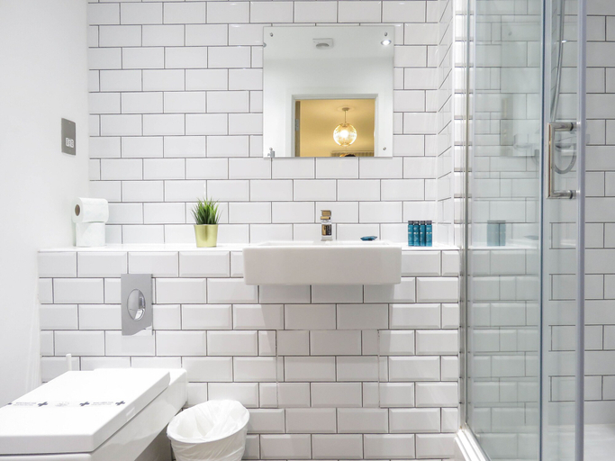 Bathroom 2, Tudors eSuites Birmingham Canalside with Gated Parking, Birmingham