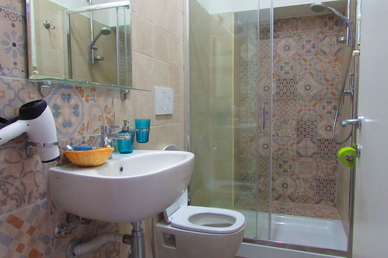 Bathroom 5, Termini Guesthouse, Rome