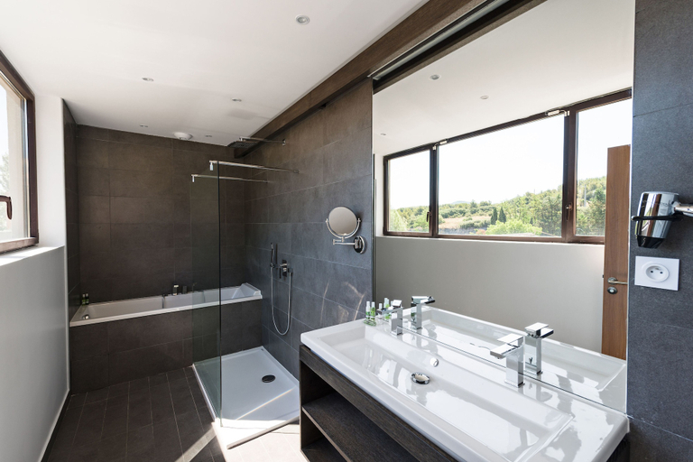 Bathroom 5, Moulin de Vernègues Hôtel & Spa, Bouches-du-Rhône