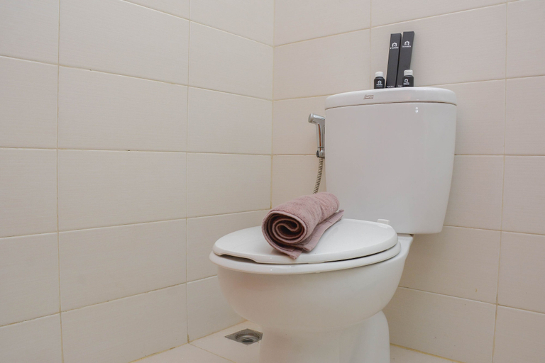Bathroom 4, Nice And Minimalist Studio At Apartment Woodland Park Residence, South Jakarta