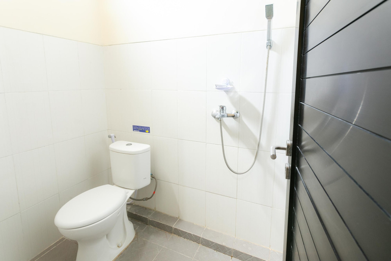 Bathroom 3, RedDoorz Syariah near Purwosari Train Station (permanently closed), Solo