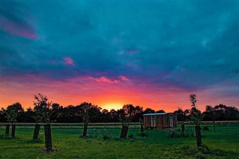Others 5, Honeysuckle Farm Hut 2 - Suffolk Farm Holidays, Suffolk