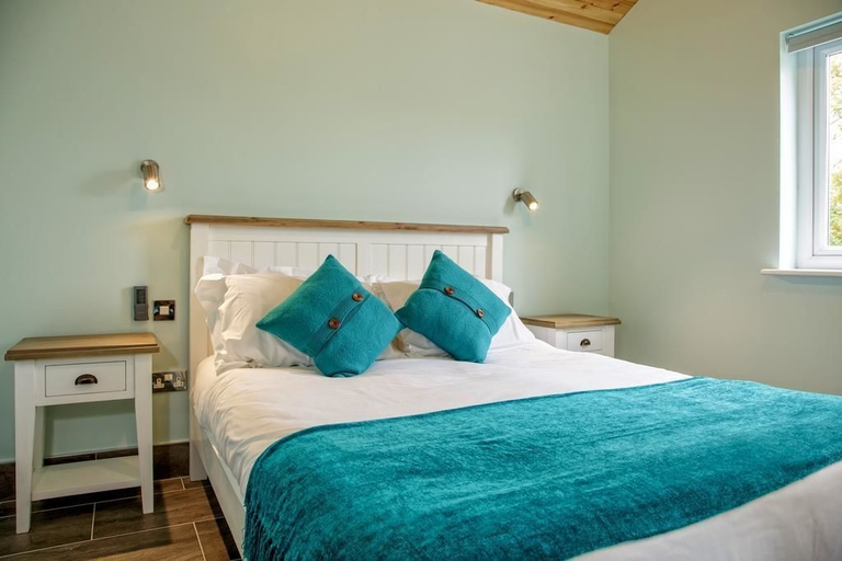 Bedroom 2, Canada Lodge and Lake, Cardiff