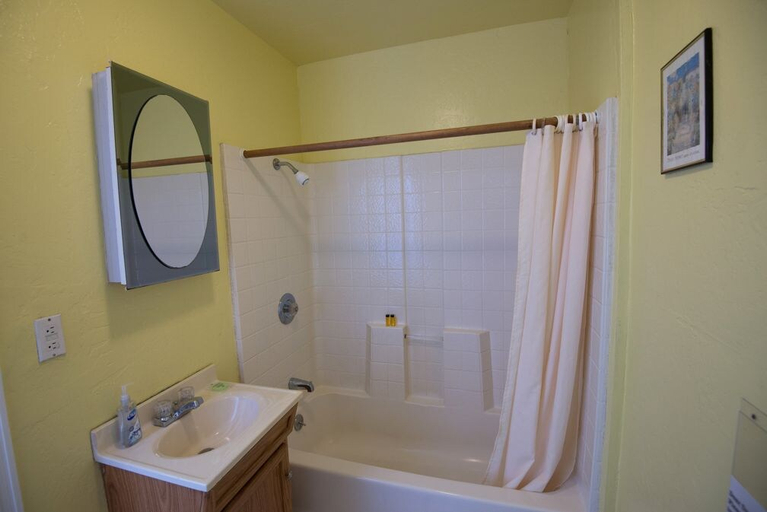 Bathroom 4, River View Garden Resort, Sonoma