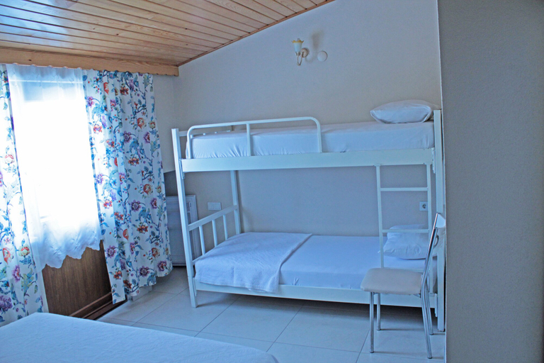 Bedroom 3, Geyikli Gelincik, Ezine
