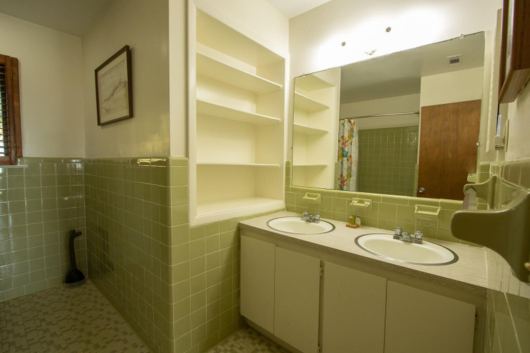 Bathroom 3, 702 Tautog Road, Beaufort
