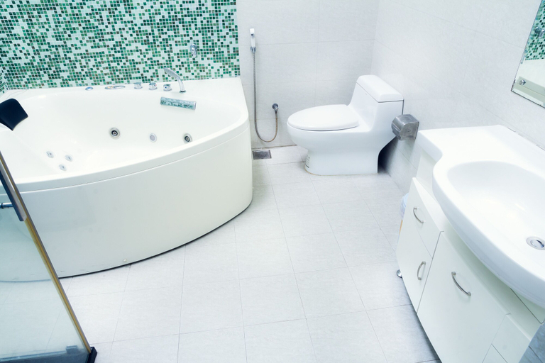 Bathroom 5, Impiana Hotel, Dhaka