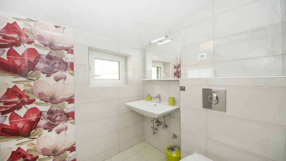 Bathroom 3, Apartments Villa Angela, Baška Voda