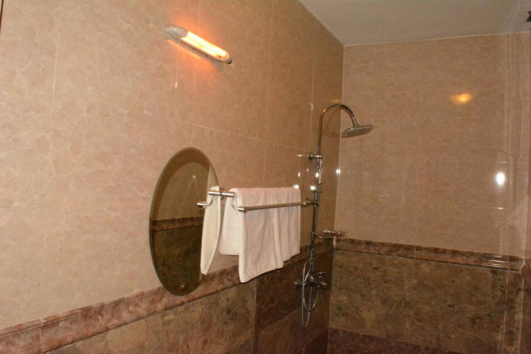 Bathroom, Eden Hotel Emali, Kibwezi West