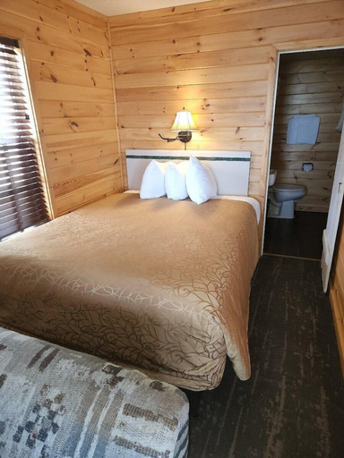 Bedroom 2, The Beach House, Cheboygan