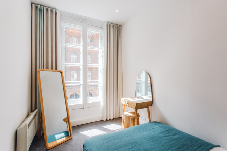 Bedroom 2, 2 Bed Apartment Right on Trafalgar Square, London